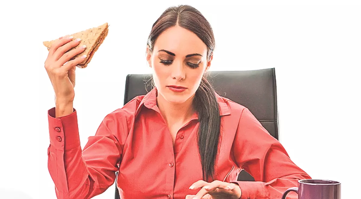 EXCLUSIV / Gata cu sandwich-urile în geantă! Angajații ar putea primi mâncare gratis la locul de muncă