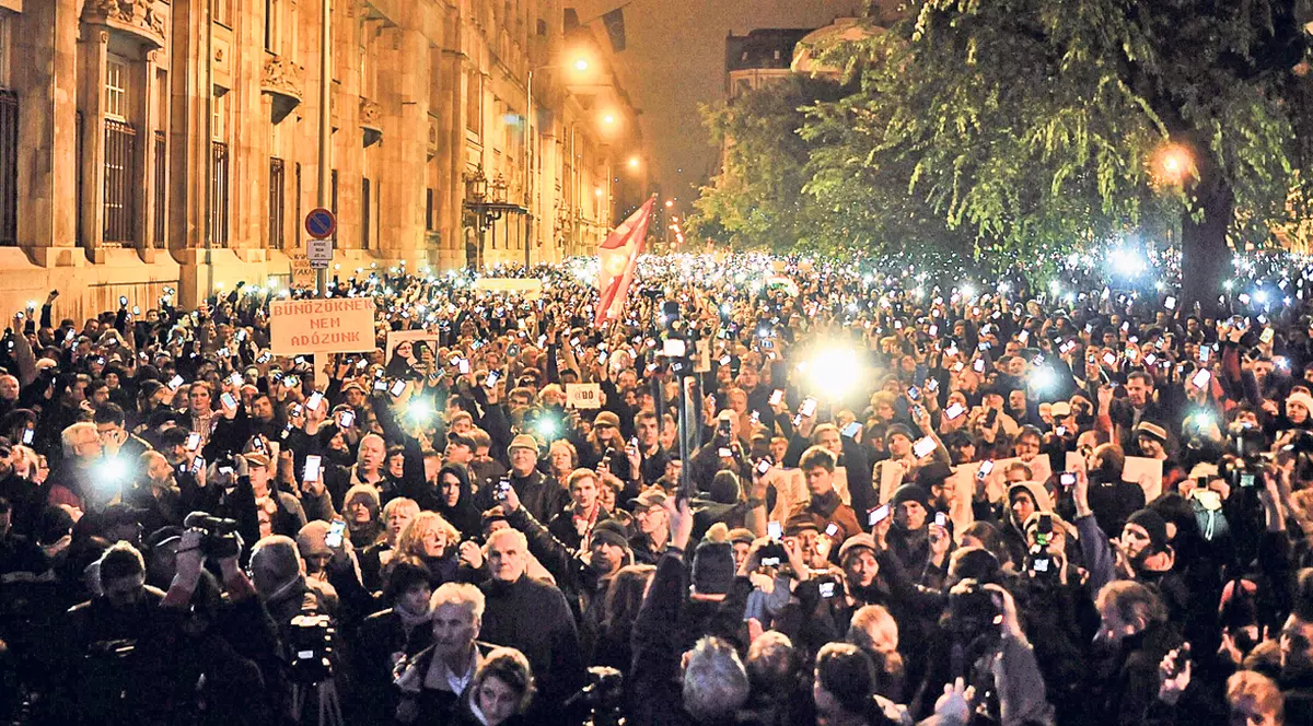 10.000 de oameni au protestat la Budapesta faţă de taxa pe internet