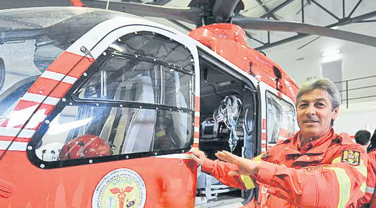 A petrecut 6.000 de ore în aer, ca să salveze oameni