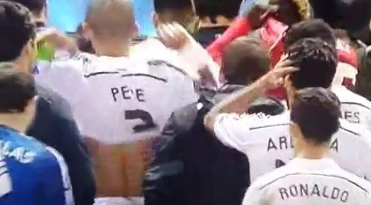 Balotelli a schimbat tricoul cu Pepe la pauză. Antrenorul i-a zis să rămână în vestiar