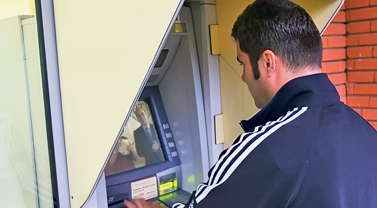 Cum pierzi bani la bancomat