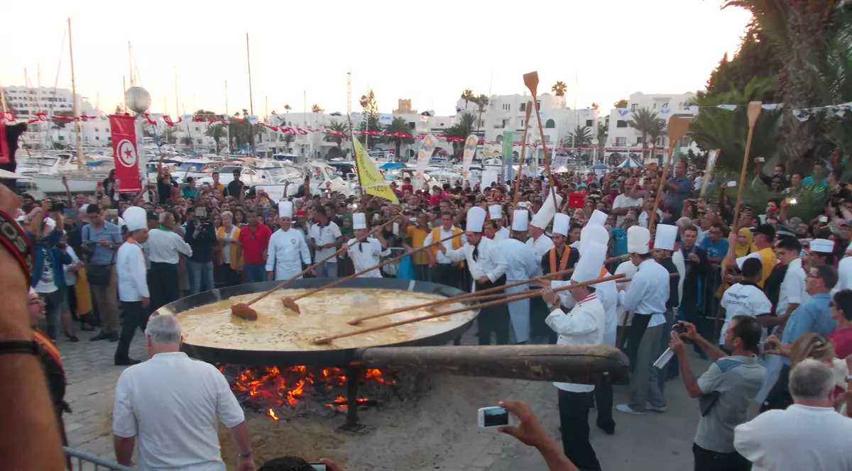 Românii de la Olimpiada Media au gătit o omletă-gigant, din 4.000 de ouă, record de Guiness în Africa!