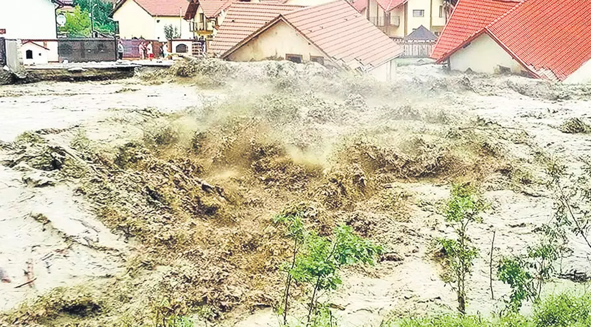 UPDATE. SE ÎNRĂUTĂȚEȘTE SITUAȚIA! A fost emis COD ROȘU de INUNDAȚII