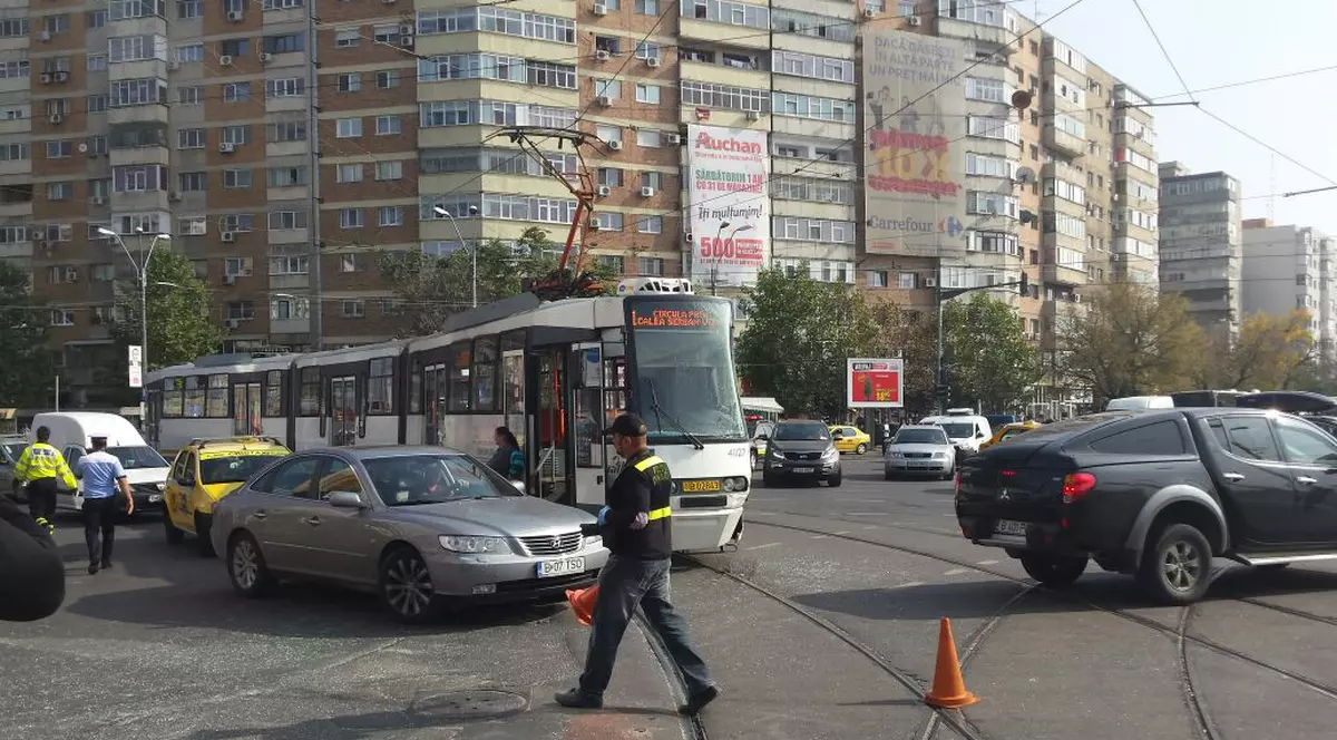Accident de tramvai soldat cu 10 răniţi în Bucureşti | FOTO