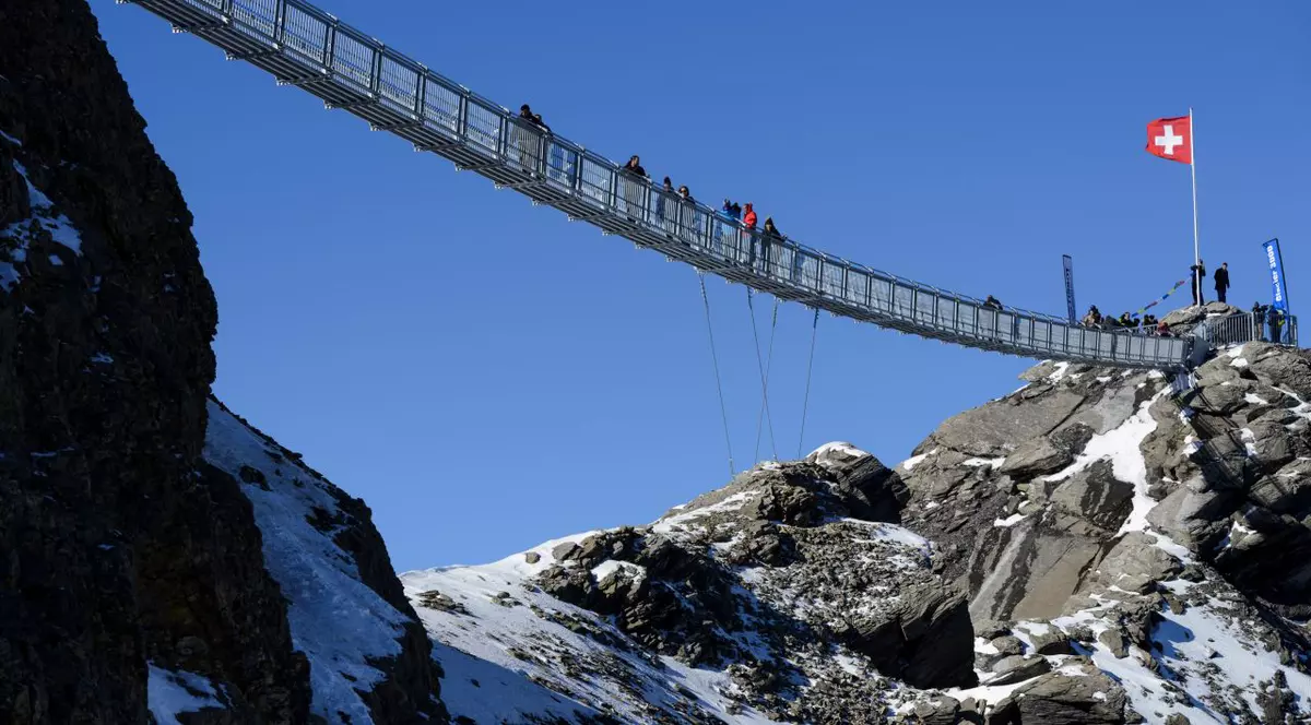 Spectaculos! Primul pod suspendat între două vârfuri montane | FOTO