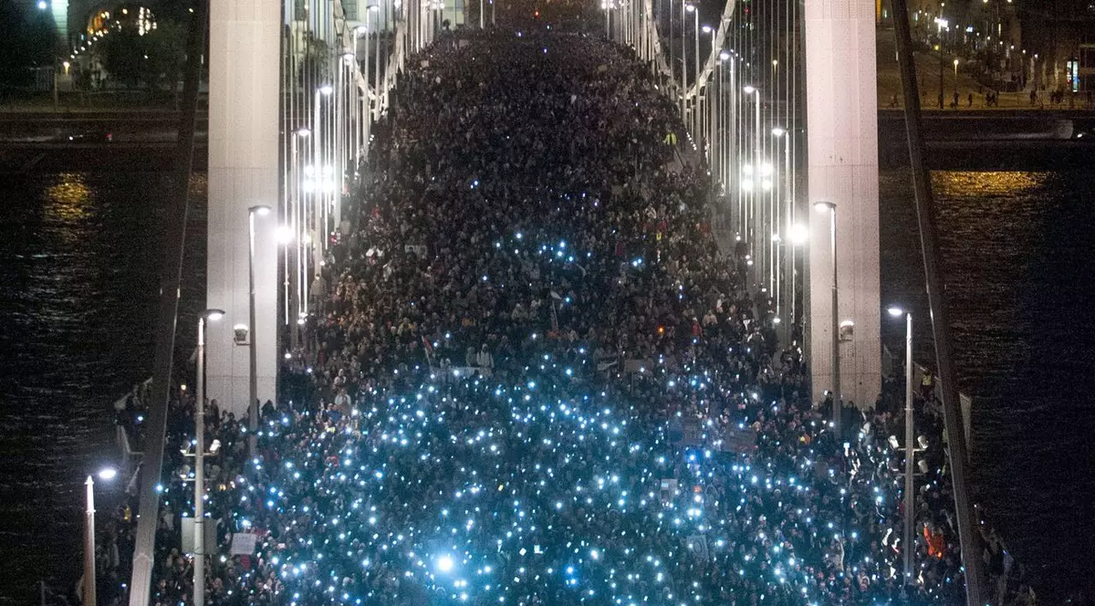 REVOLUŢIA PENTRU UN INTERNET LIBER! 100.000 de oameni au ieşit în stradă la Budapesta pentru a protesta împotriva TAXEI CARE A ULUIT ÎNTREGUL CONTINENT