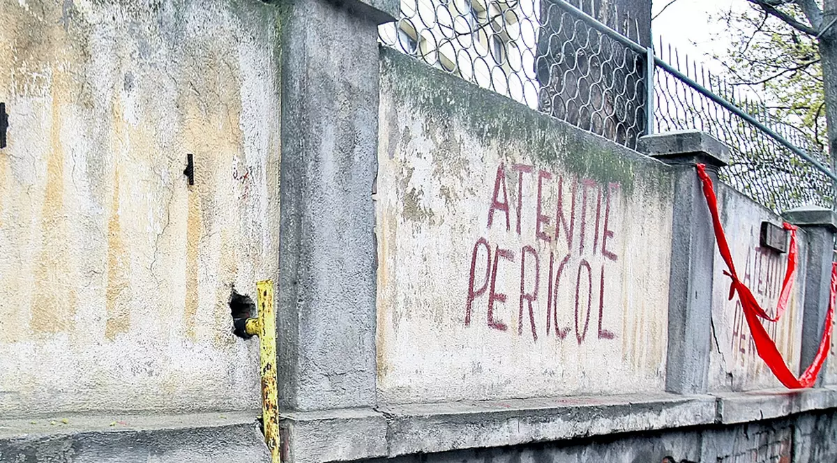 CE NE ENERVEAZĂ | Ne place să umblăm cu gardul vopsit