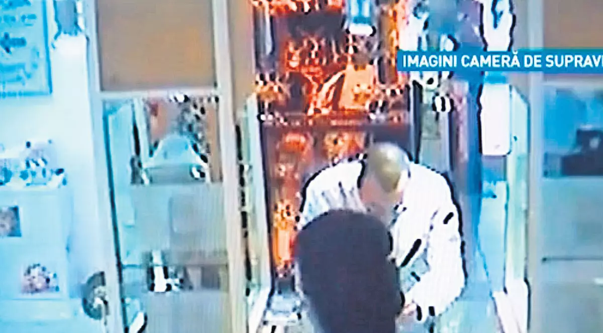 Un canadian a vrut să fugă cu un inel de 15.000 de lei dintr-o bijuterie din Capitală