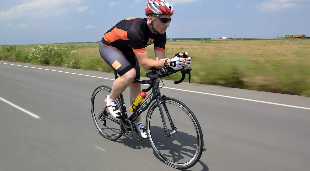 Pilotul de raliuri Alex Filip a plecat pe bicicletă. Pedalează pentru copii