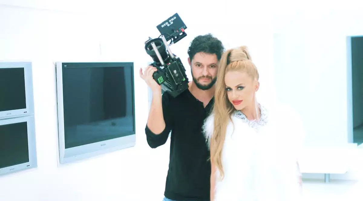 Ce nu face omul de dragul muzicii? Anda Adam, pusă în pericol de regizorul ei