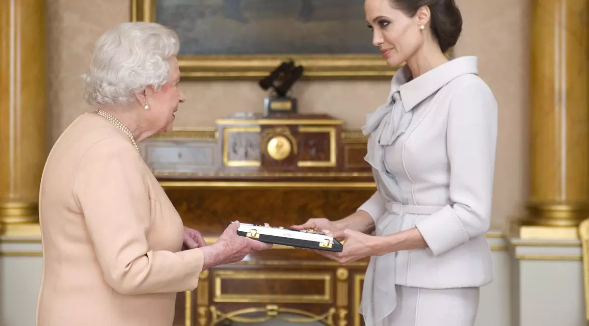 Angelina Jolie, ÎNTÂLNIRE PRIVATĂ cu regina Elisabeta. DETALIUL pe care FANII l-au OBSERVAT la ŢINUTA ACTRIŢEI | FOTO