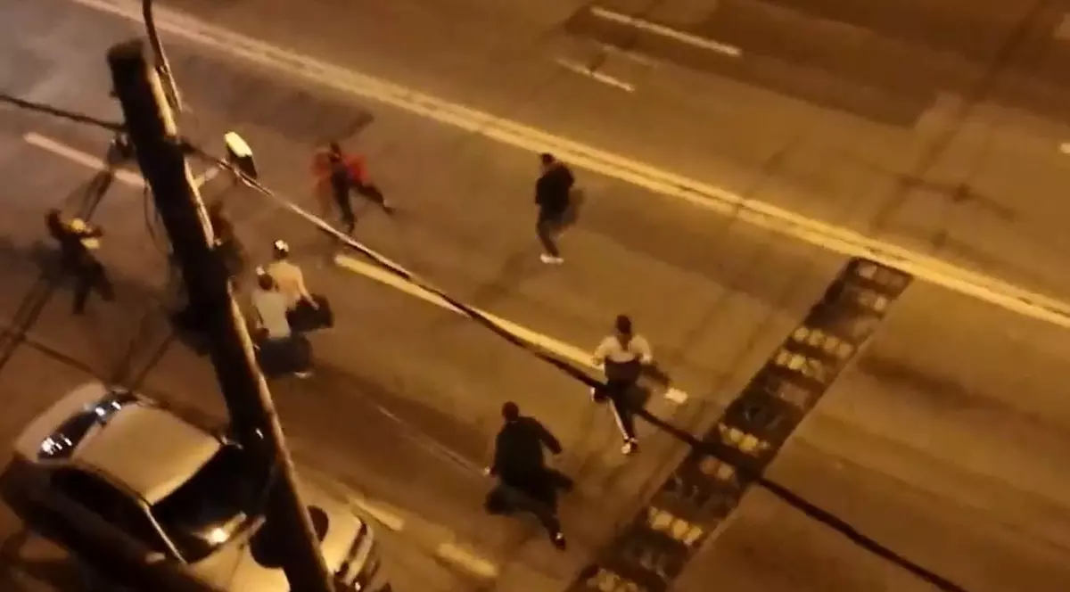 Imagini șocante pe un bulevard din Timișoara! Două bande rivale s-au luat la bătaie | VIDEO 