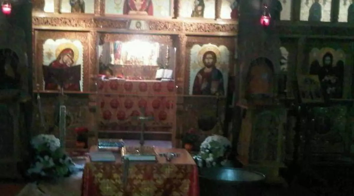 Se întâmplă în România! Preot beat, scos de poliţişti din biserică