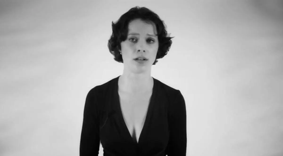 TE TREC FIORI RECI! Femeia care CÂNTĂ FĂRĂ SĂ MIŞTE GURA! VIDEO