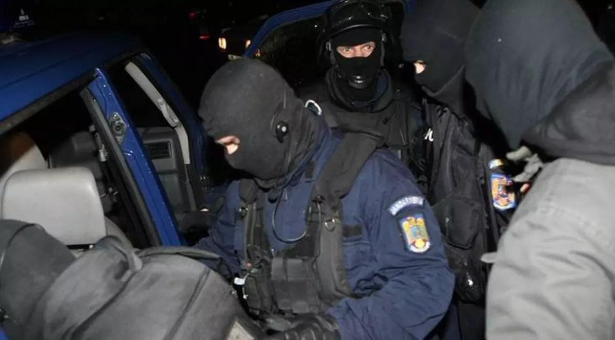 VIDEO | Interlopi din clanul Sportivilor, reținuți într-un dosar de camătă și șantaj  într-o operațiune de proporții. 386 de descinderi în toată țara