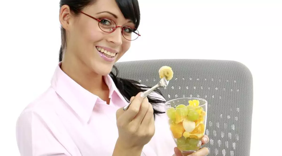 DIETA PENTRU OAMENI OCUPAŢI! Ce trebuie să mănânci DACĂ EŞTI "PRINS" LA BIROU