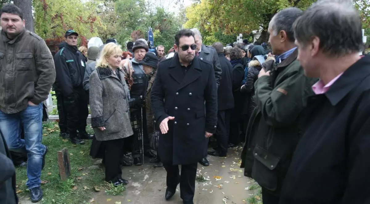 IONUŢ DOLĂNESCU, ÎMPIETRIT DE DURERE la ÎNMORMÂNTAREA BUNICII! AŞEZATĂ ÎN GROAPĂ, LÂNGĂ FIUL EI IUBIT, rapsodul ION DOLĂNESCU! FOTO