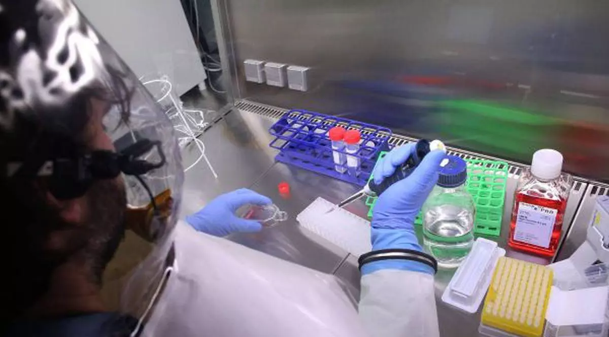 A DONAT un MILION de DOLARI pentru combaterea EBOLA. Cine este bărbatul GENEROS