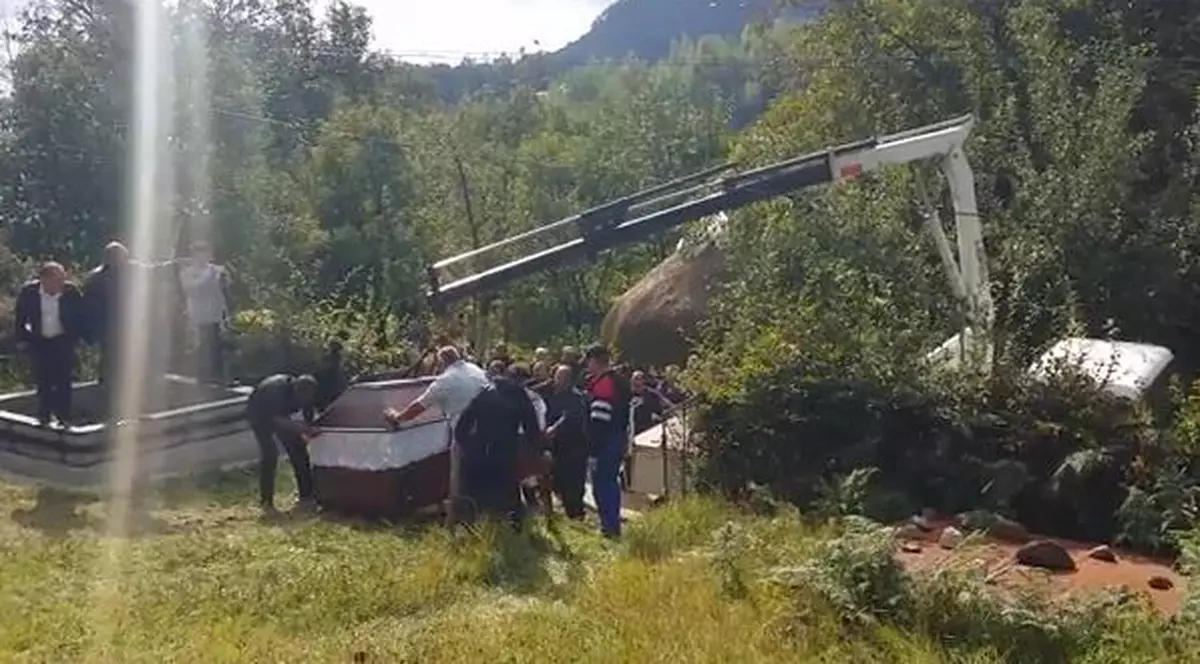 O femeie din CAVNIC, UCISĂ DE OBEZITATE. A murit cântărind 350 de Kg, iar sicriul a fost coborât în groapă cu o macara! VIDEO