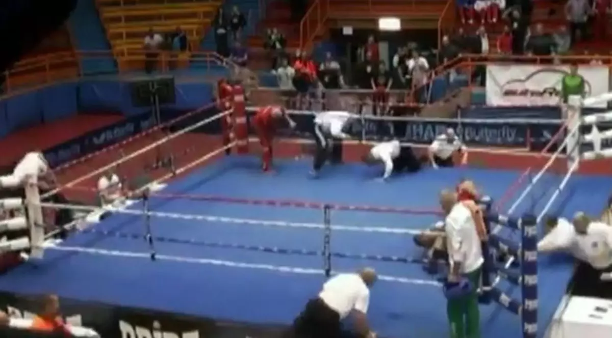 IMAGINI ŞOCANTE! Junior SUSPENDAT PE VIAŢĂ după ce A BĂTUT un arbitru până l-a băgat în spital  | VIDEO