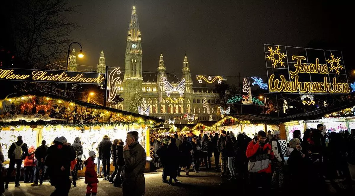 IDEI DE VACANŢĂ. Piața de Crăciun din Viena te "îmbată" cu miros de castane coapte!