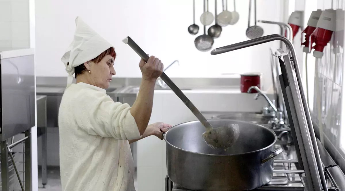 13 COPII INTOXICAȚI. AU ajuns la SPITAL după ce au MÂNCAT la GRĂDINIȚĂ