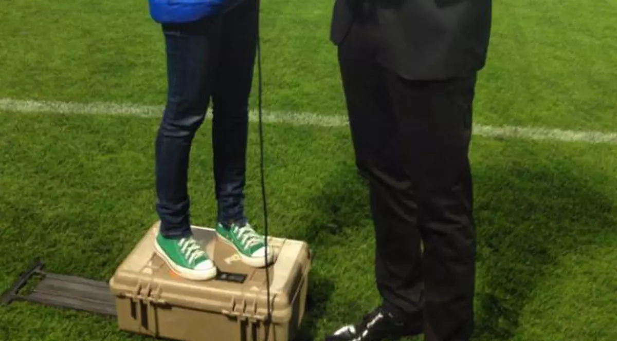 E greu să ajungi la înălţimea dinamoviştilor! Salvată de o... ladă :)