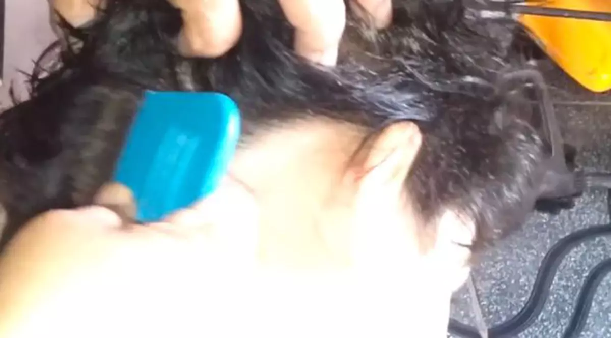 Aproape 2.000 de elevi din București aveau infecții în gîât la începutul noului an școlar. Peste 170 dintre aceștia aveau păduchi.