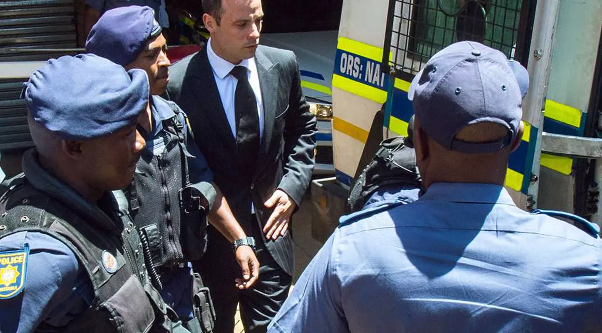 GALERIE FOTO / INCREDIBIL! Pistorius încerca să ”agaţe” o divă în timp ce aştepta sentinţa!