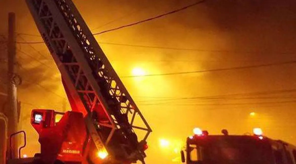 CLIPE de GROAZĂ. Un microbuz A ARS ca o TORŢĂ la SEMAFOR, în timp ce aştepta culoarea VERDE