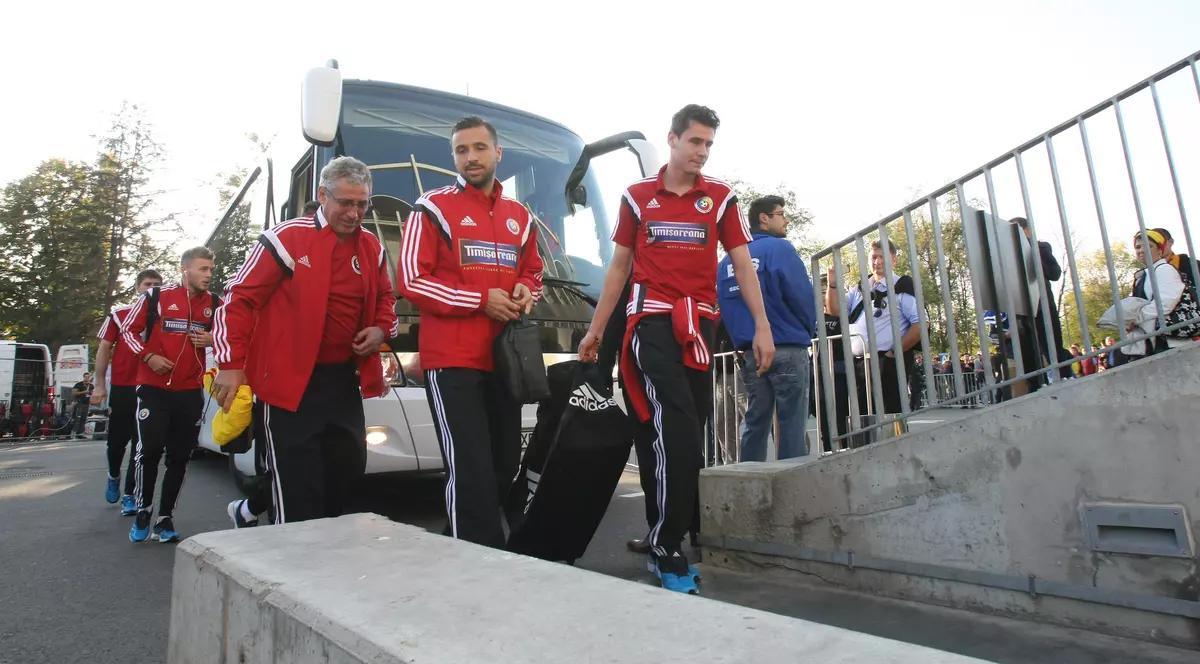 GALERIE FOTO / Jucătorii au ajuns la stadion. Suporterii români au făcut poze cu tricolorii
