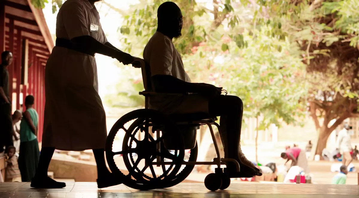 Și-a PETRECUT VIAȚA într-un SCAUN cu ROTILE, CONVINS fiind că este PARALIZAT. Ce a DESCOPERIT la BĂTRÂNEȚE