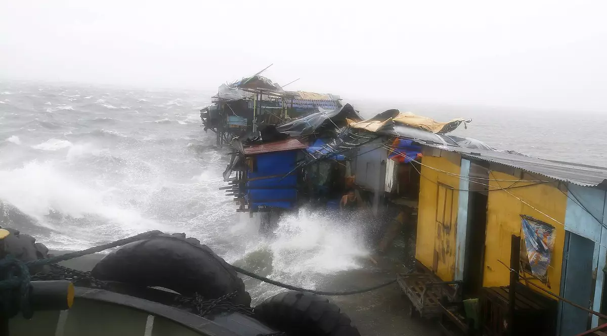 Taifunul Phanfone A LOVIT CENTRUL JAPONIEI! Trei militari americani, luaţi de valuri