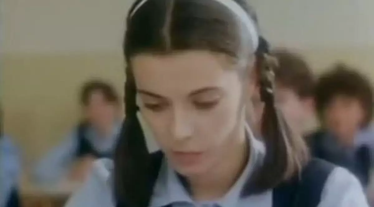 INCREDIBIL de FRUMOASĂ! TEODORA MAREŞ, de la CODIŢELE şi UNIFORMA de LICEU din "DECLARAŢIE de DRAGOSTE" la DOAMNA de AZI! | FOTO
