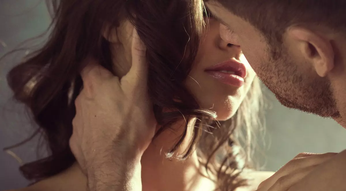 Tipuri de sărut care îţi arată că te iubeşte