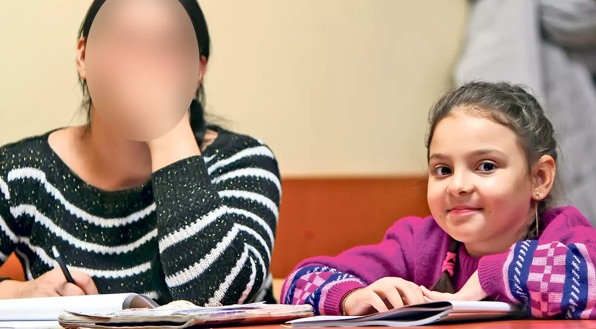 Fiică şi mamă, colege de bancă la clasa a IV-a