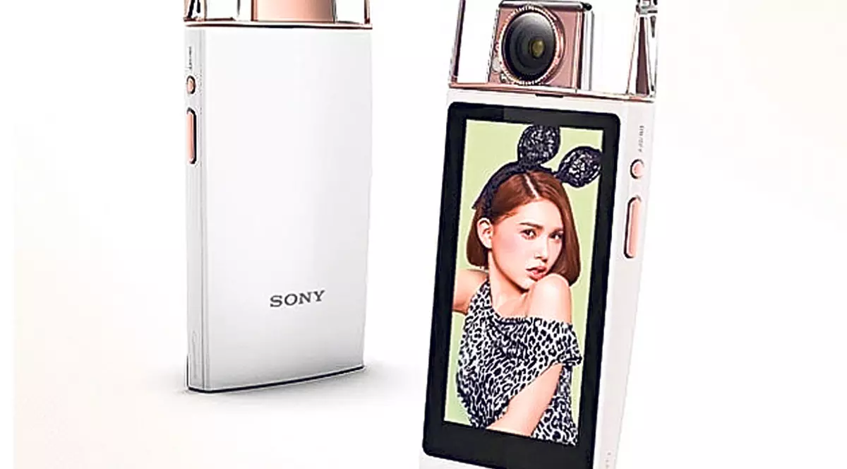 Fă-ţi un selfie cu... sticla de parfum