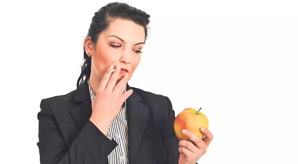 Fumezi? Mănâncă mere ca să reduci riscul de a te îmbolnăvi