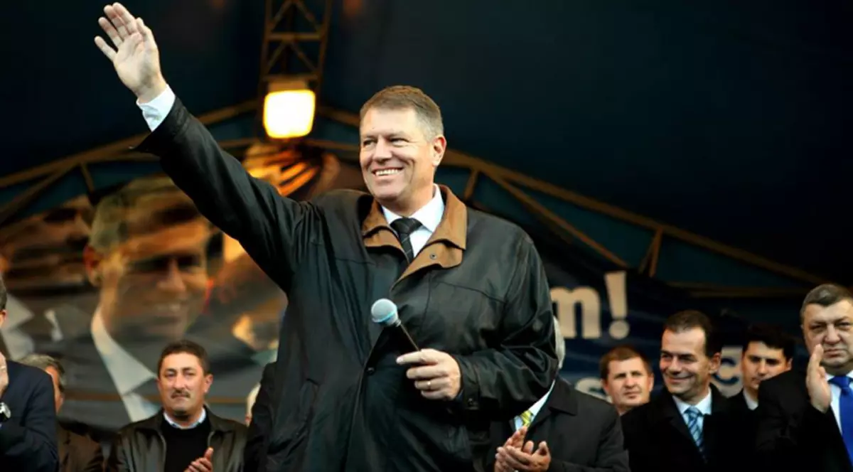 Klaus Iohannis, în Piața Universității! CE STRIGĂ ȘI CÂNTĂ ROMÂNII