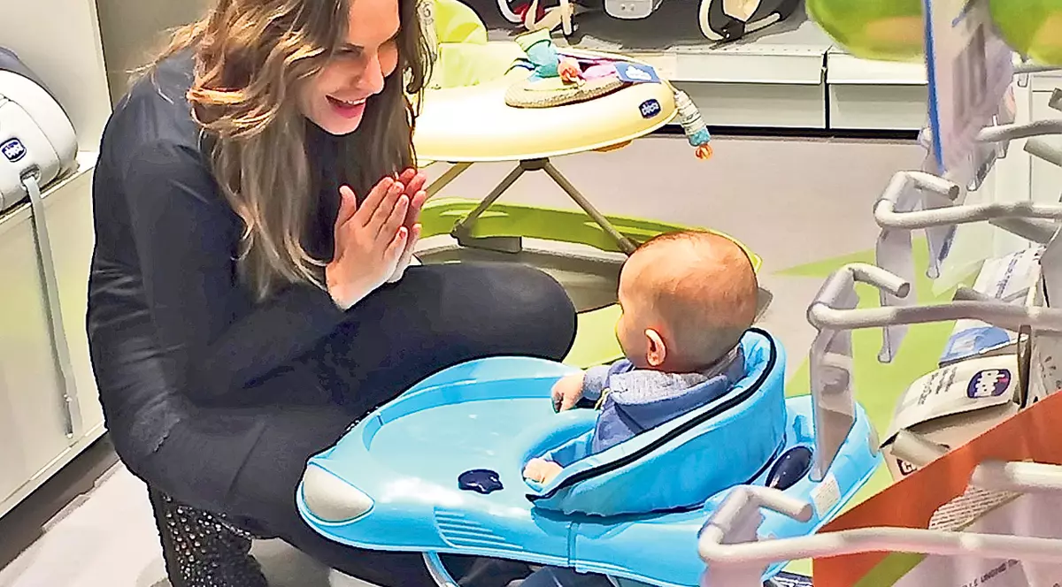 EXCLUSIV | Poze de colecţie cu Anna Lesko! În genunchi în faţa fiului ei