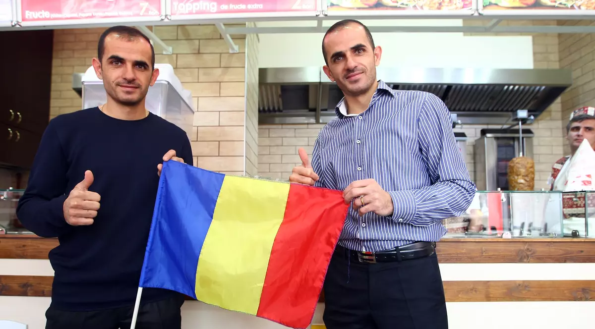 Arman (stânga) şi Artiom Karamian (dreapta) au pozat fericiţi cu drapelul României FOTO: Libertatea