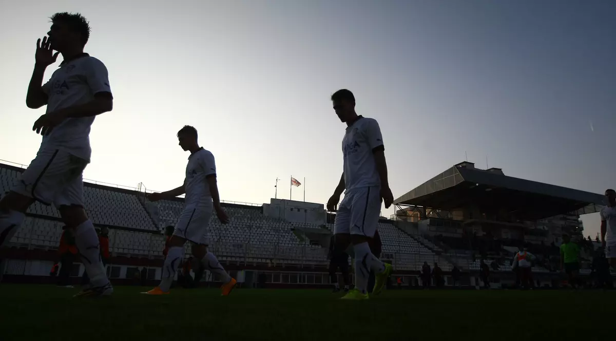 GALERIE FOTO / De ce şi-a luat suporterul ieşean copilul la meciul din Giuleşti. Răspuns IREAL