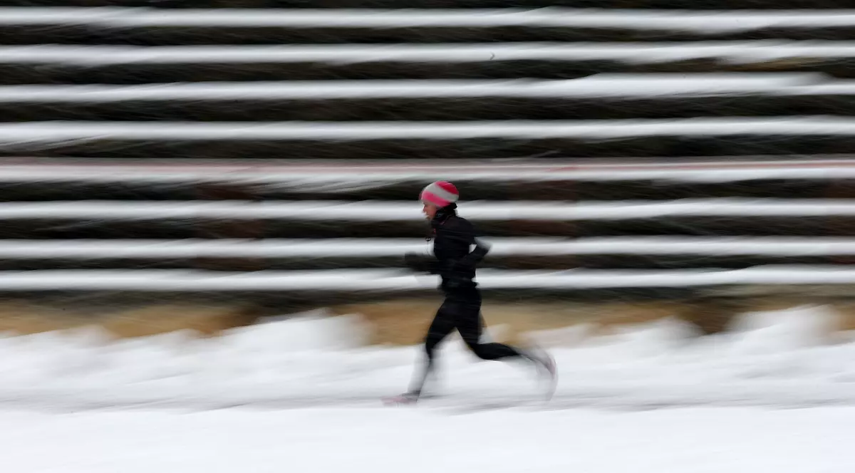 GALERIE FOTO&VIDEO / Halep ”se dă” pe munte cu o mașină de 60.000 de euro