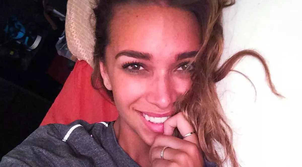 Ce tupeu! Un fotomodel de 19 ani şi-a făcut un selfie în patul unui cântăreţ celebru şi a postat fotografia pe internet