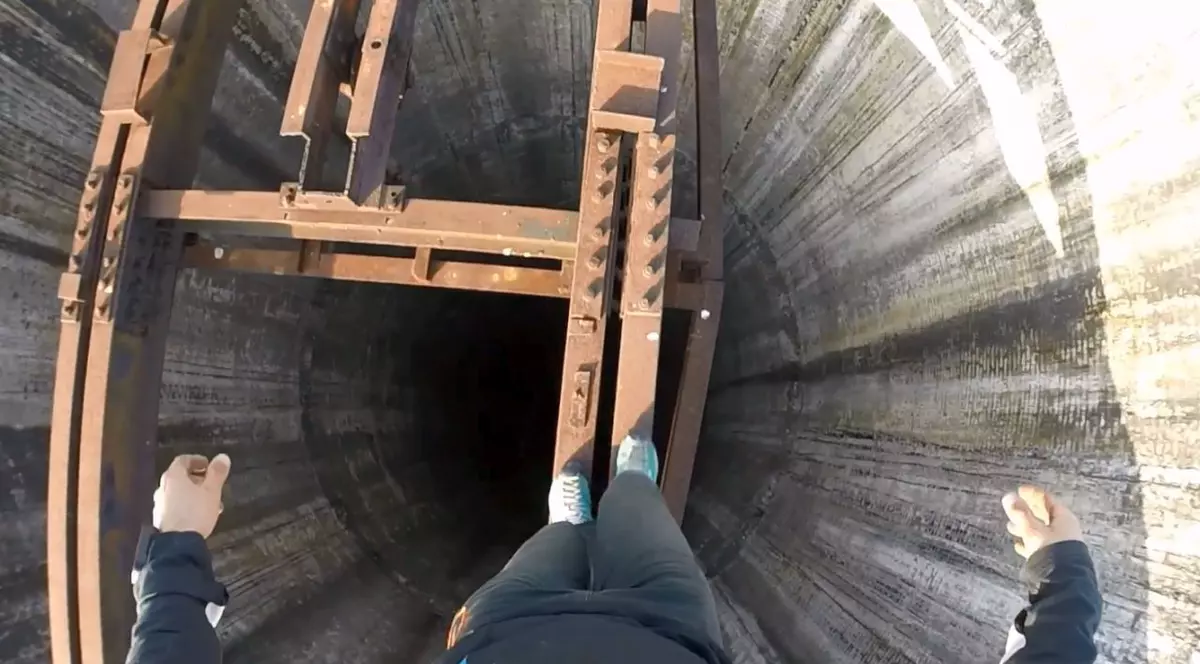 Curaj sau nebunie? S-a căţărat fără echipament de protecţie pe coşul de fum de de la CET Piteşti | VIDEO