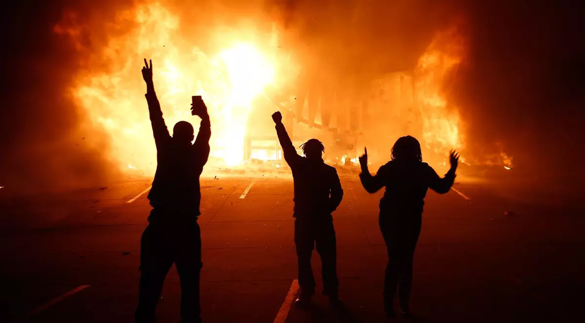 Proteste violente în oraşul american Ferguson, după ce polişistul care a împuşcat un tânăr de culoare a scăpat de urmărirea penală | VIDEO