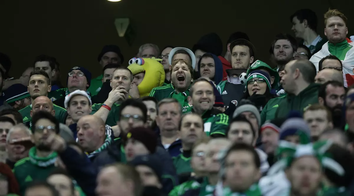 Fericiți și după înfrângere. Suporterii nord-irlandezi au cântat splendid la București / VIDEO