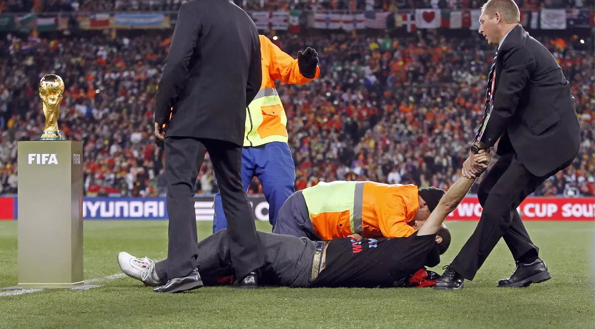 VIDEO / Vi-l mai amintiţi pe Jimmy Jump? În ce stare a ajuns fanul catalan