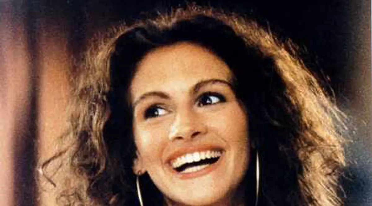 Actrița Julia Roberts a primit un Golden Globe Award și o nominalizare la Premiul Oscar pentru rolul ei