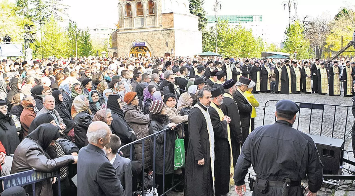 Românii cred în MINUNI şi în HOROSCOP! Vezi ce mai e în clasament